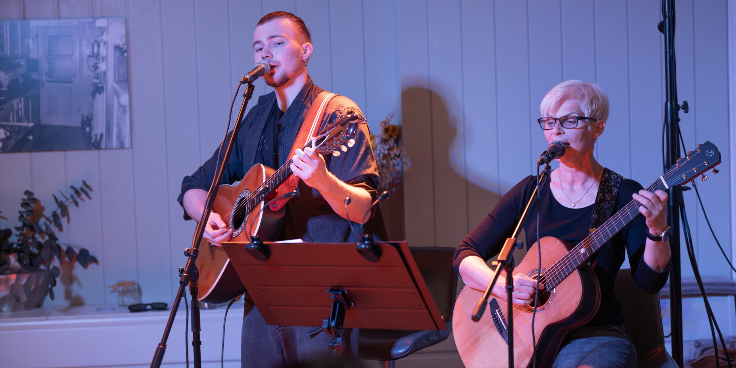Heike und Jonathan Schmidt, Gitarre und Gesang
